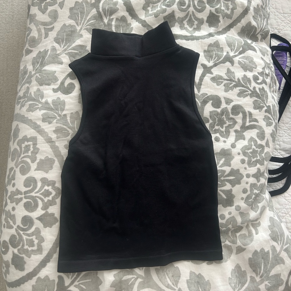BLACK TANK TOP